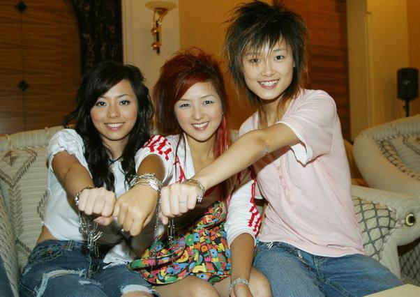 何洁晒照长裙飘飘仙气十足，粉丝贴上没修过的照片评论：注意身体