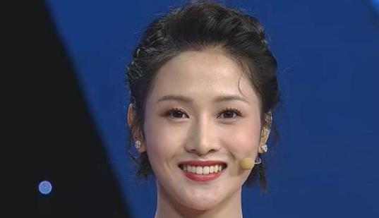 男篮世界杯节目女主播大火，被誉“浙传校花”，靠专访詹姆斯成名