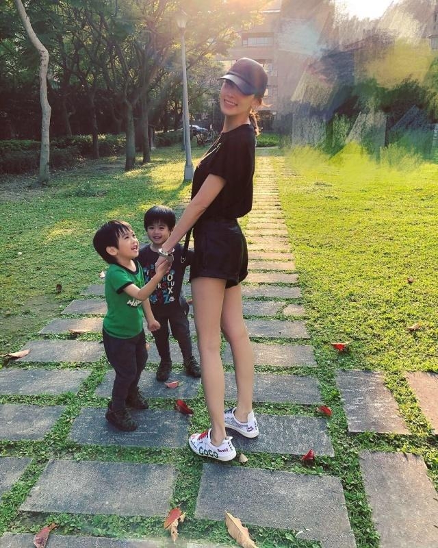 林志颖老婆晒时尚穿搭,林志颖老婆晒名牌包