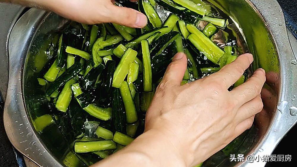 饭店的腌黄瓜为什么脆嫩好吃,用这个方法腌黄瓜黄瓜脆嫩