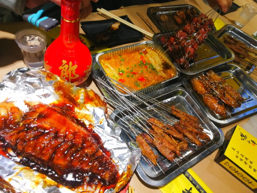 阳春四月夜，8男1女在郑州政七街花680块钱怼烤串，咧两瓶红花郎