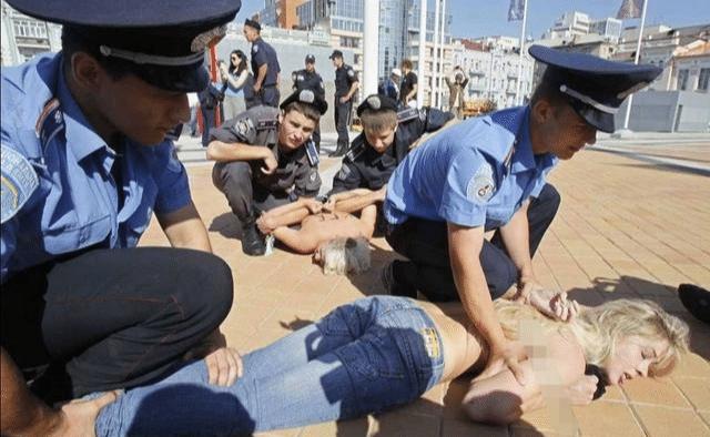 女球迷球场不雅行为遭谴责,女子球场不雅行为遭谴责