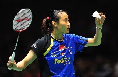 正确的羽毛球发球方法,羽毛球的四种发球姿势