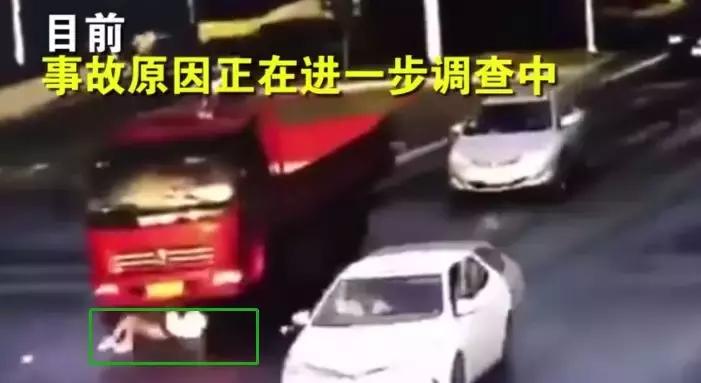 女孩子被小车卷入车底,女子带孩子下车被卷入车底