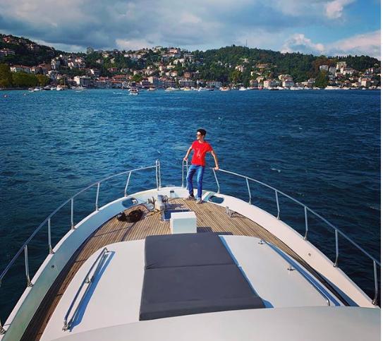 国外富二代圣诞集体炫富：私人飞机只是入门水平，奢侈品堆满全身