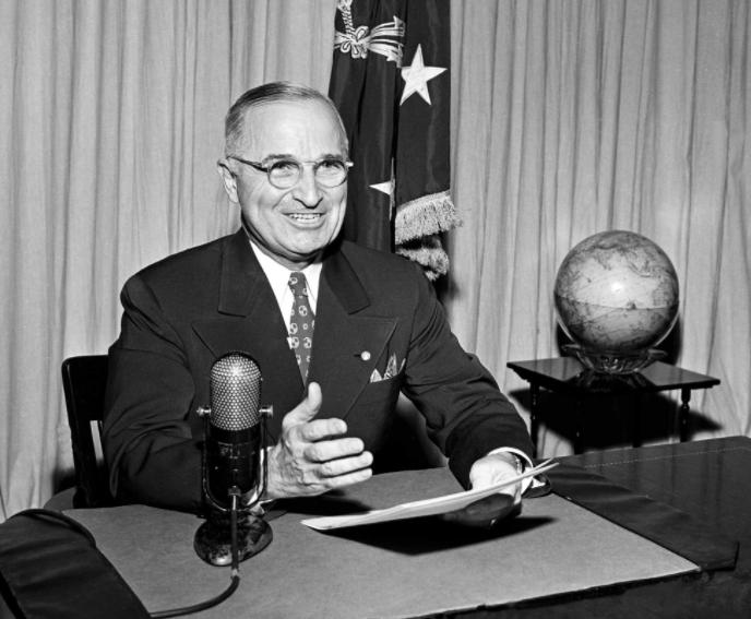 麦克阿瑟要向中国投原*弹子**，被杜鲁门撤职，毛主席一语道破其软肋