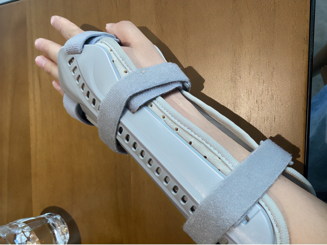 客人穿一次性拖鞋洗澡摔倒,游客在酒店摔伤正常赔多少