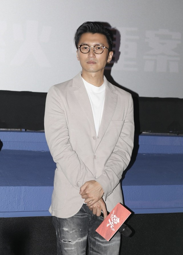 谢霆锋穿休闲西服搭牛仔裤,谢霆锋穿牛仔裤什么牌子的