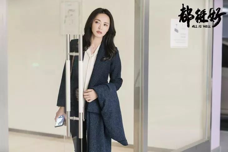 短丝巾搭配衬衫及职业装系法大全,女士黑色衬衣职业装配什么丝巾