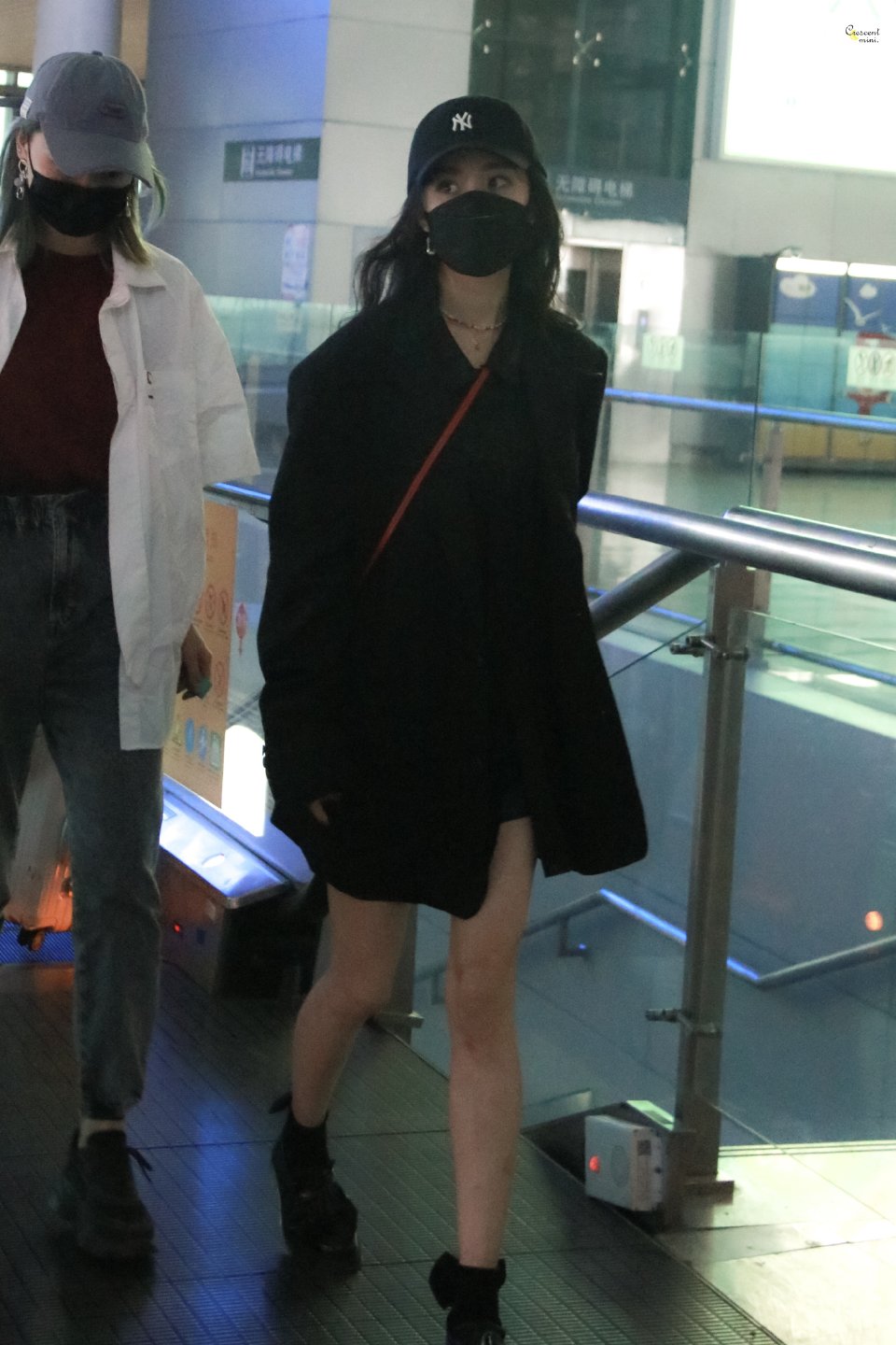 杨幂蓝色三道杠拉链外套穿搭,杨幂戴卡其色棒球帽机场街拍