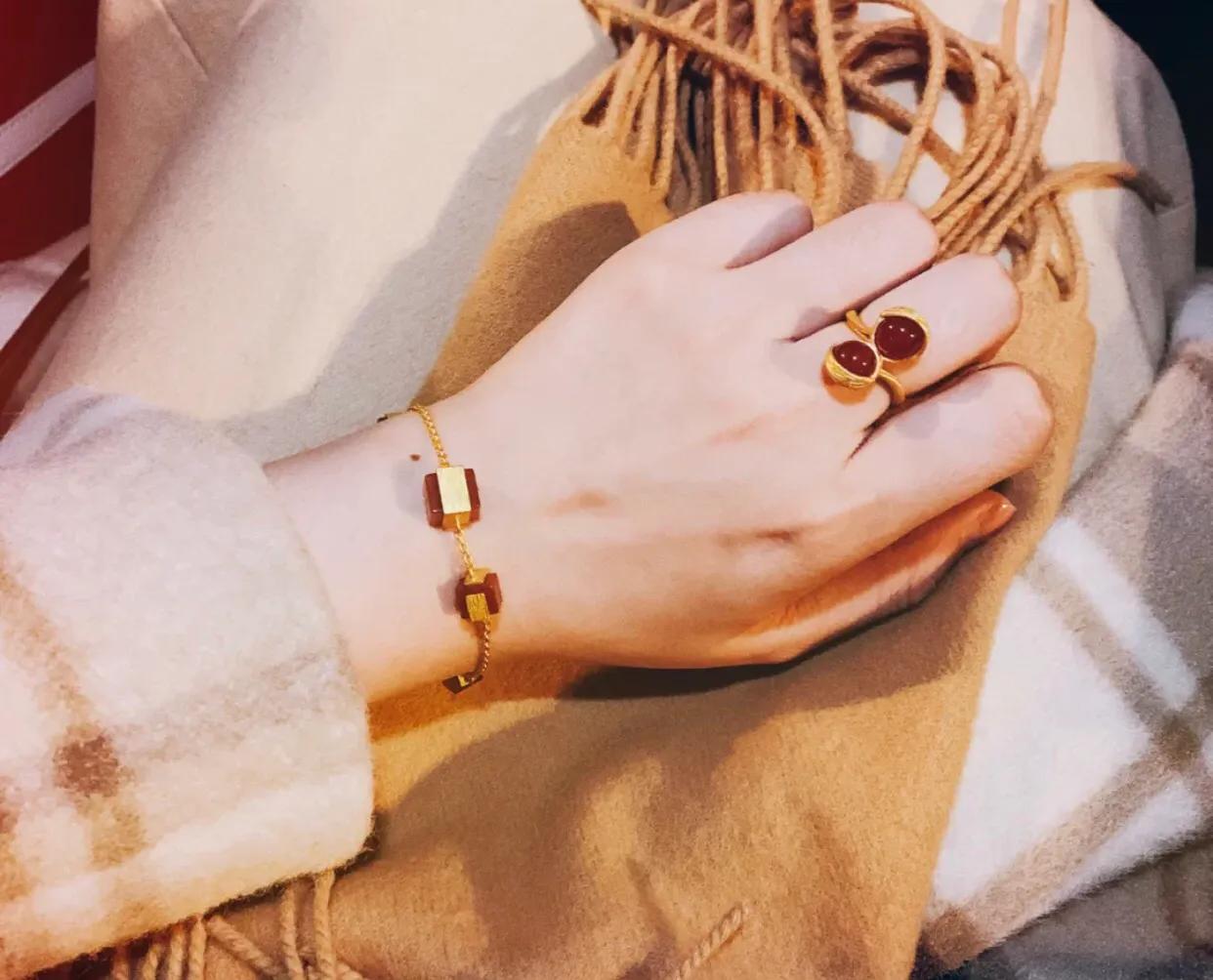 周生生与周大福黄金颜色不一样,周生生最好看的一款黄金手镯