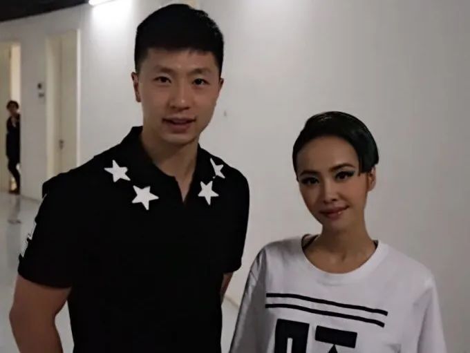 为拿不到偶像签名照而苦恼？看鹿晗、王一博上演教科书式的追星