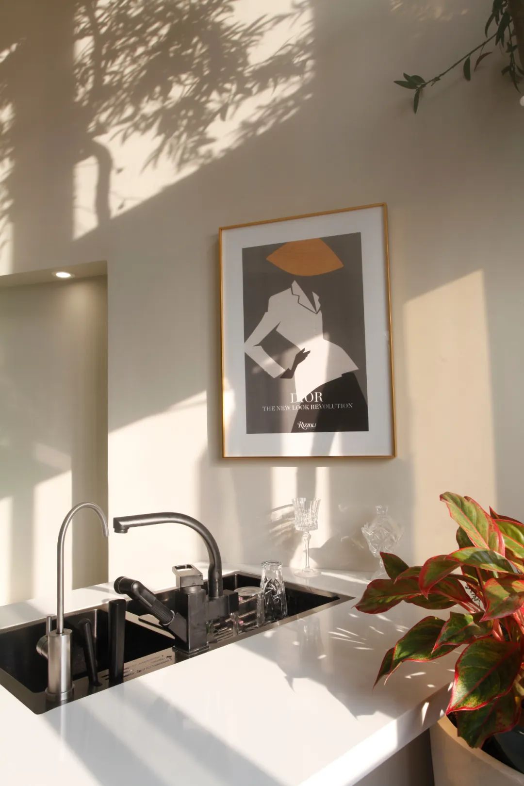 80㎡三口之家，餐厅里种树、可移动儿童房、大浴缸，日子又慢又美