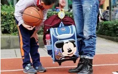 12岁孩子背的书包应该多少斤,6岁孩子能背10斤书包吗