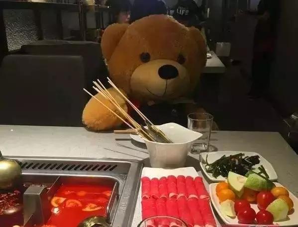 海报再丑又怎样？GUCCI照样把口红卖出上百万根