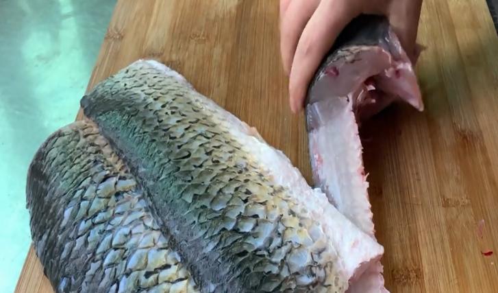 全网最详细草鱼去骨去刺教程,草鱼去刺后有几种做法