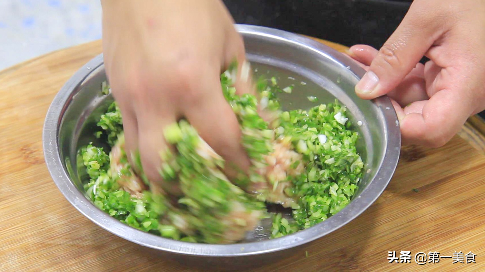 薄皮大馅饺子的包法视频,薄皮大馅的饺子怎样包不煮破