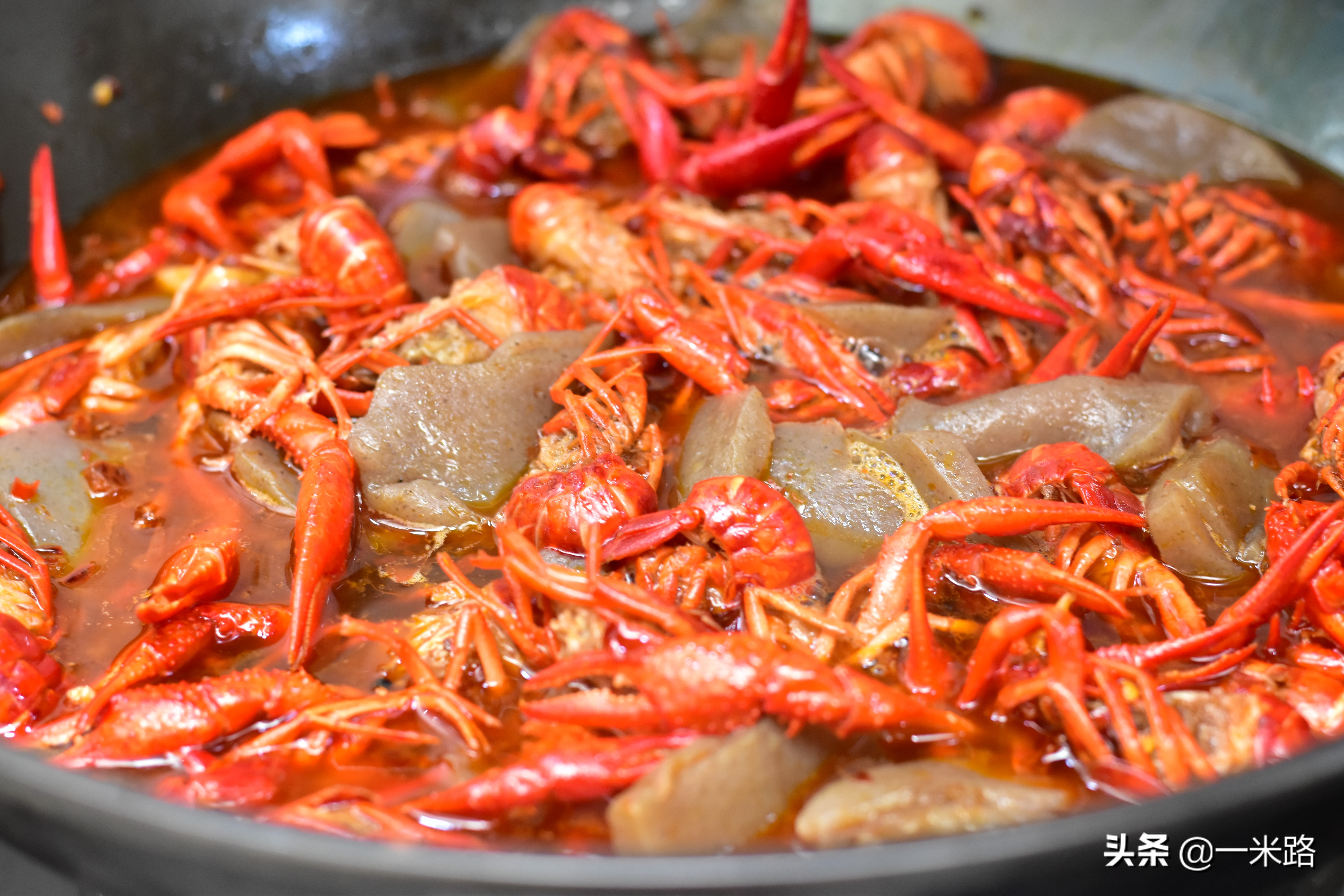 麻辣小龙虾的绝配是魔芋豆腐,又麻又辣多汁,吃起来真带劲