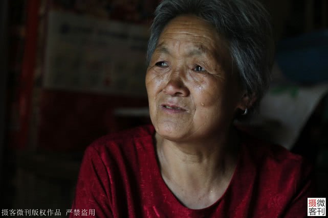 深山老两口5年还18万欠款，大妈每天抱着儿子遗像哭