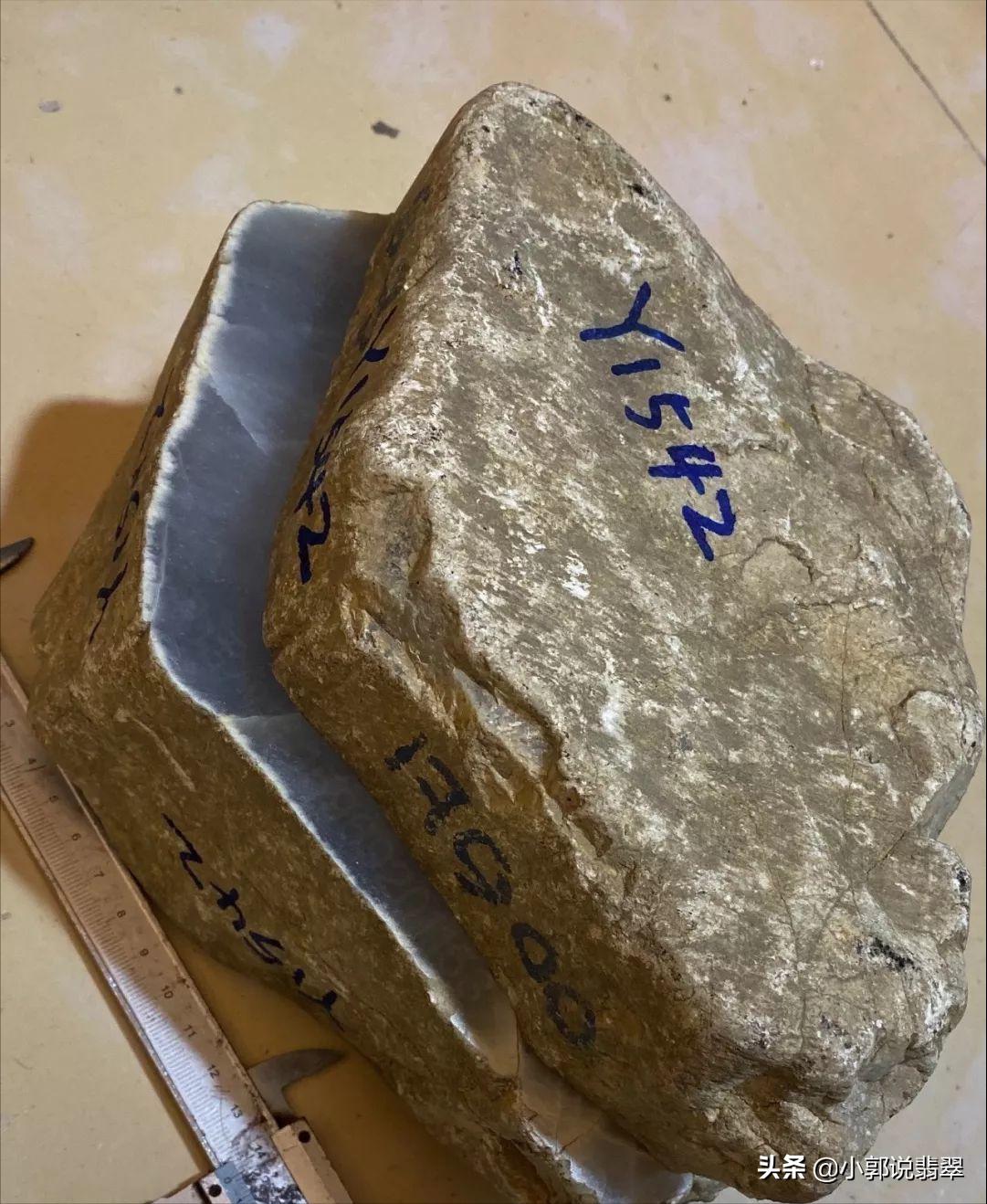 怎样辨别真假翡翠最有效的方法,缅甸翡翠原石真假鉴别方法