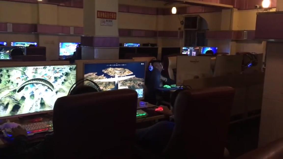 三和大神上一天玩三天，日结100吃4元的面，8块钱网吧包夜