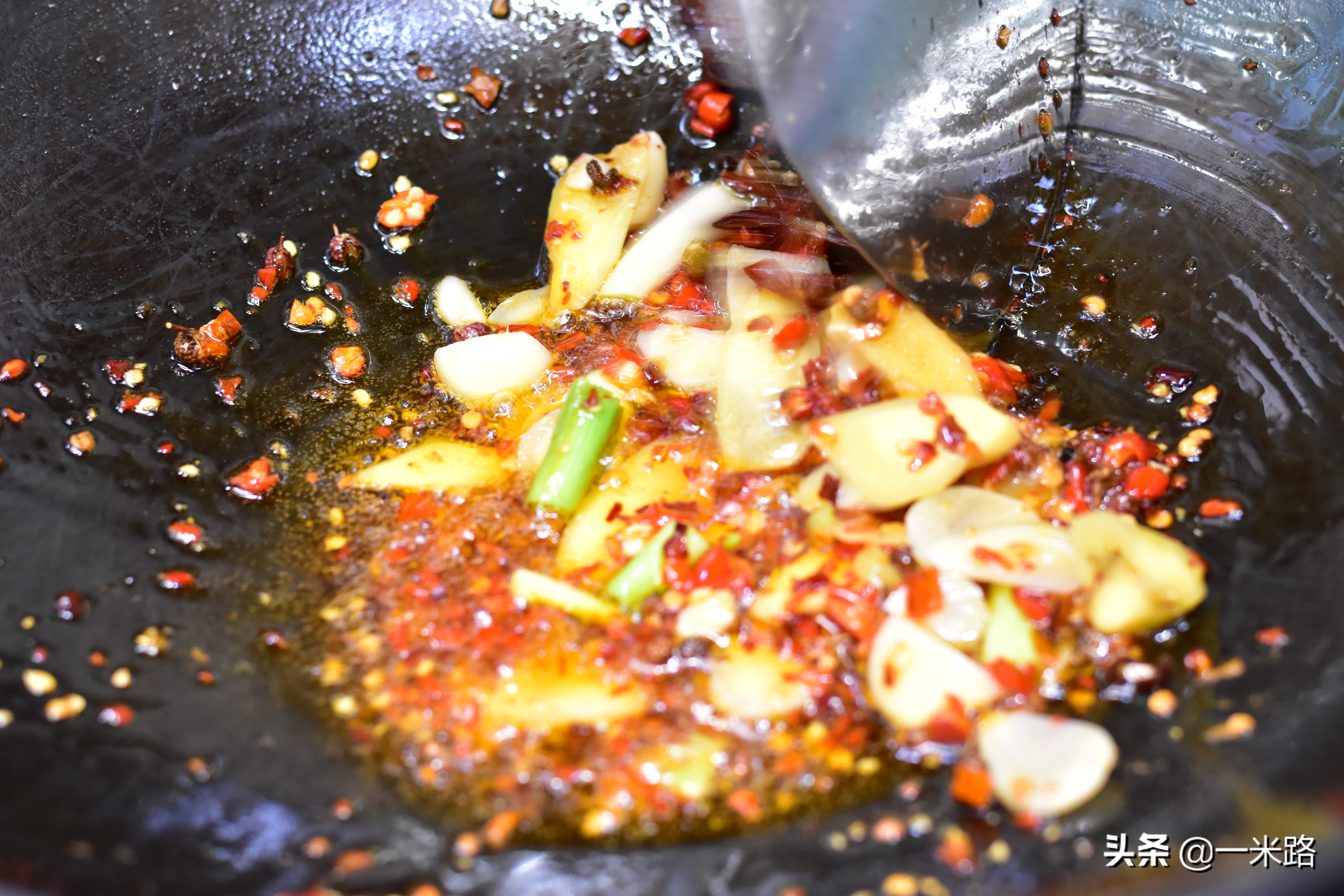 麻辣小龙虾的绝配是魔芋豆腐,又麻又辣多汁,吃起来真带劲