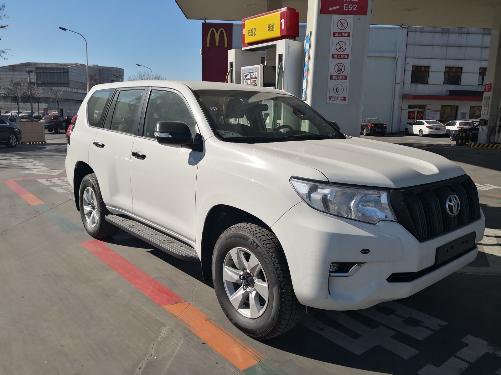 丰田霸道中东版2700和2800的区别,22款丰田霸道2800每个版本的区别