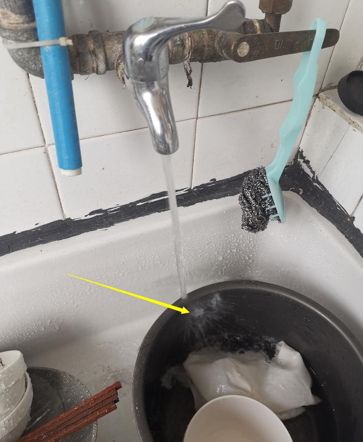 厨房水龙头底座与台面接触面漏水,厨房水龙头溅水到台面上