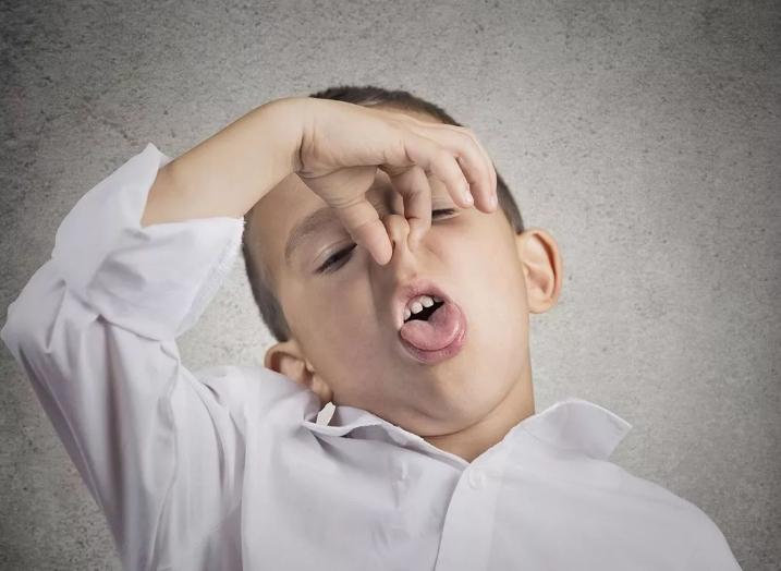 孩子积食导致的嘴里恶臭,小孩嘴里有味是消化不好吗