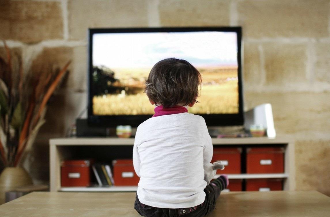 晚上关掉电视，插头要不要拔掉？很多家庭并不知道正确做法