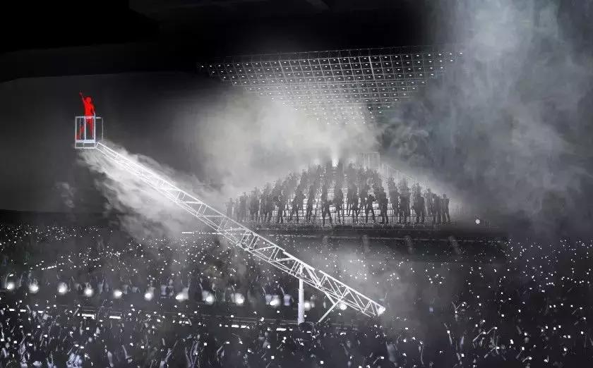 新媒体时代的沉浸式舞台设计,极简主义舞台设计