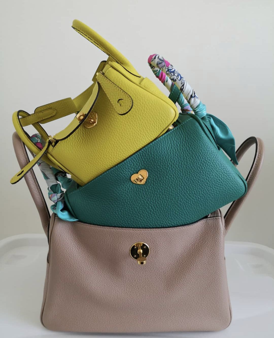 爱马仕minilindy包哪款颜色好看,爱马仕lindymini金棕色还是饼干色