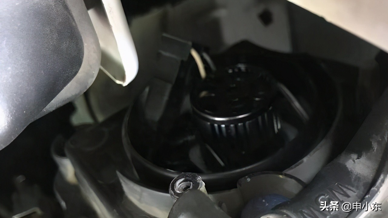 led大灯75w跟卤素灯55w有什么区别,55w的卤素灯相当于几w的led大灯