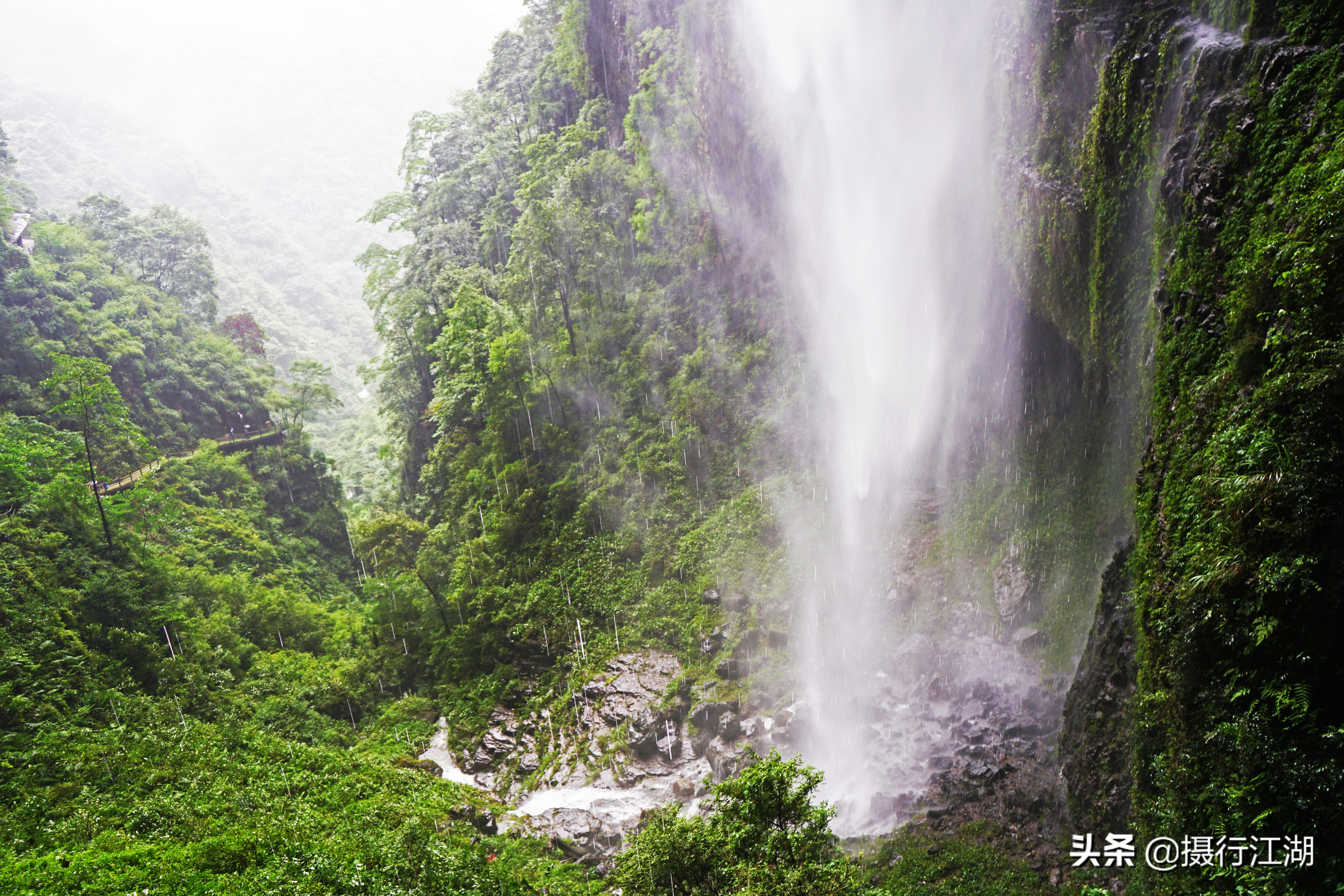 避暑秘境神龙峡，在飞瀑流泉的原始谷底来一场随遇而安的漂流