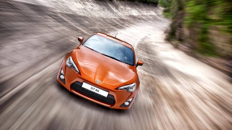 怎样给爱车去污打蜡,如何正确给自己的爱车打蜡呢