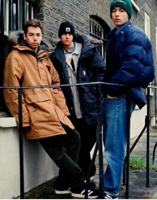 冬季奶黄色羽绒服穿搭,潮人怎样穿衣服