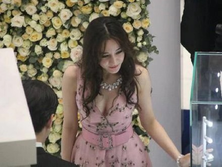 迪丽热巴好大胆！现身捞金穿深V性感长裙，人美胸更美