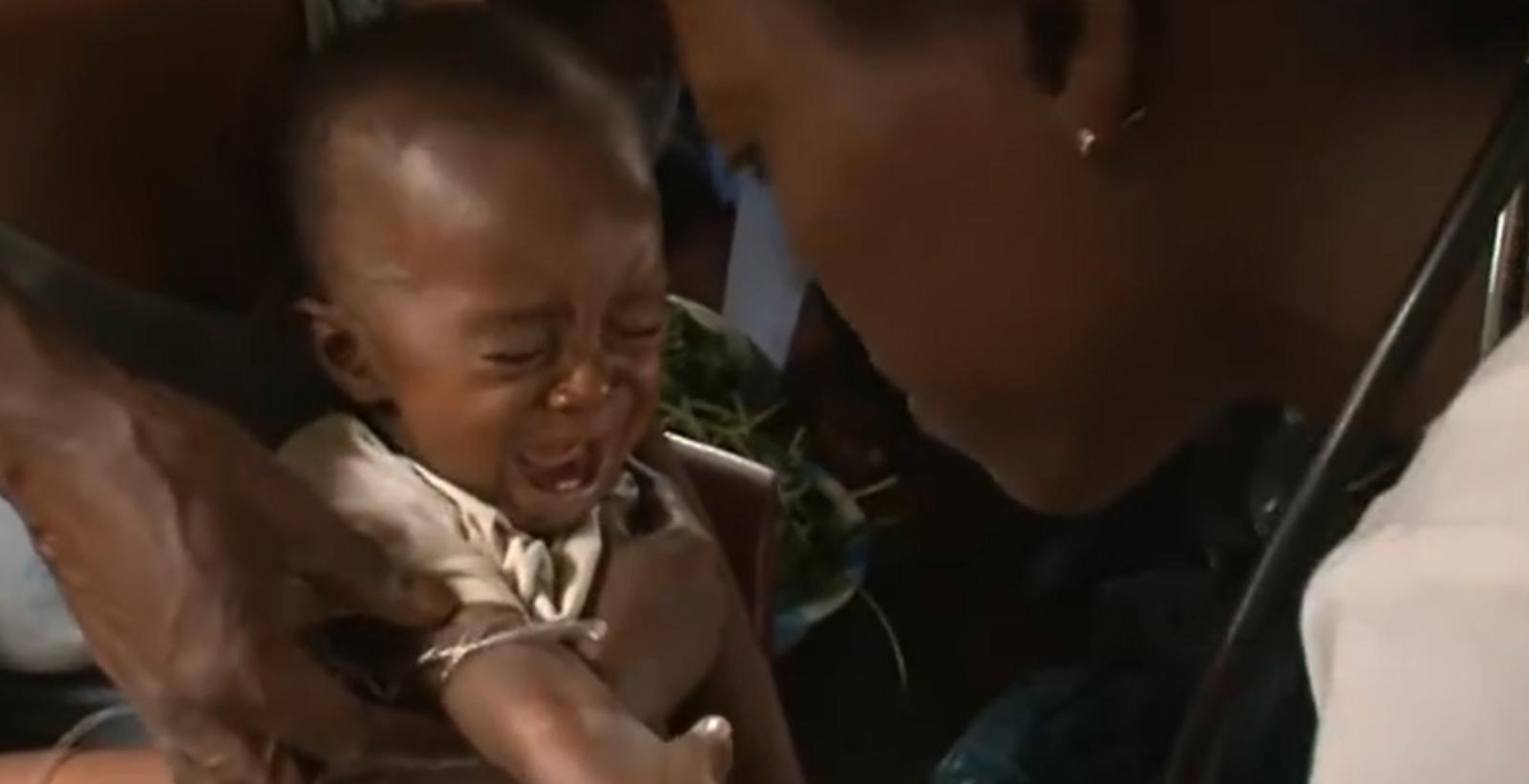 非洲货船严重超载，1700人挤在上面没有厕所，晚上开船用手电照明