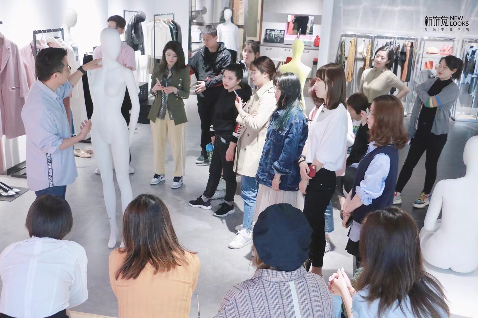 陈列衣服怎样陈列出高级感女装,高级服装陈列技巧