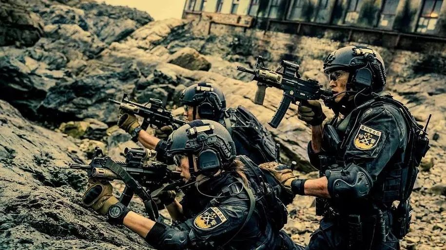 特警秀肌肉训练教学,特警上台表演自己的肌肉