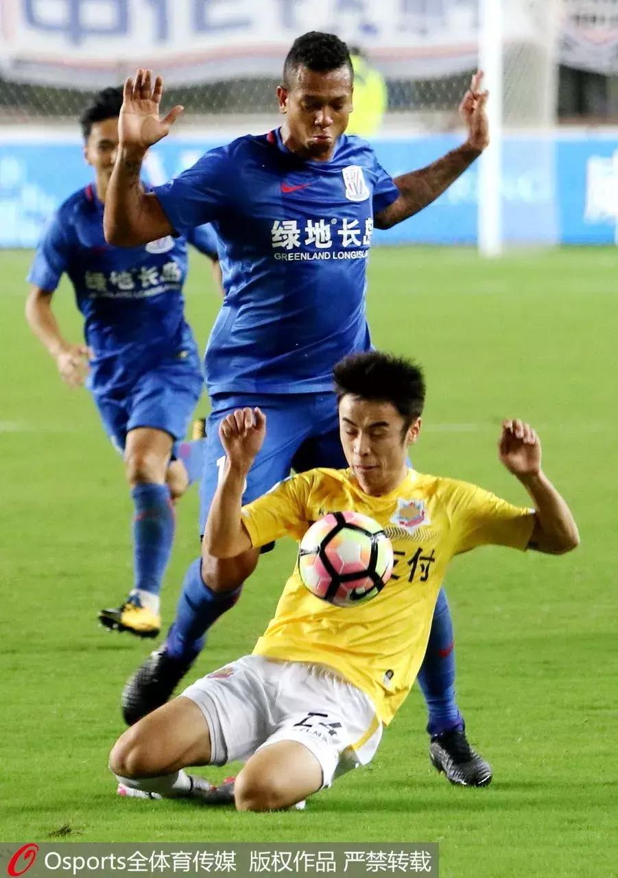 职业足球没钱玩不转！新东家强势介入，这支濒临解散的球队，竟然完成“两连升”