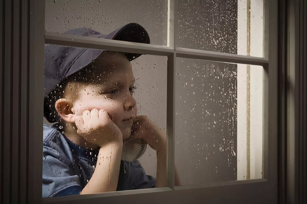 孩子内向害羞怎么办,想让孩子胆大自信优秀,4个方法来改善