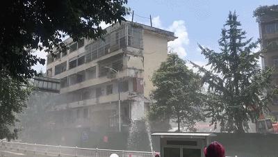 大楼爆破失败倒塌视频,大楼爆破瞬间倒塌真实视频