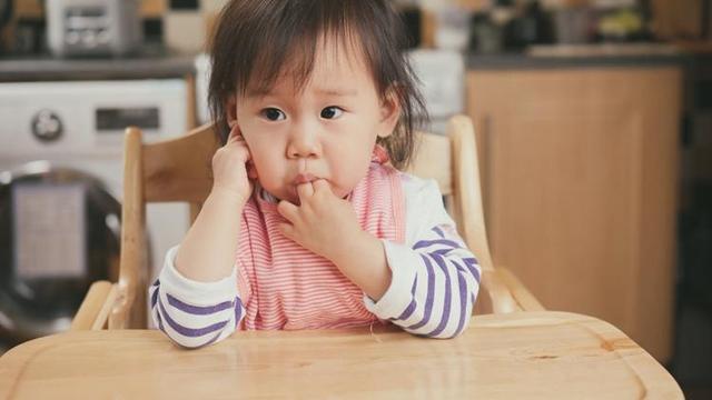 孩子五岁了总是啃手怎么办,如何戒掉啃手指的坏习惯