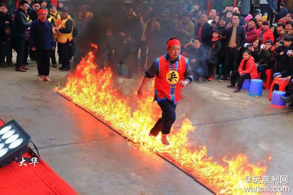 慈利龙潭河龙灯,慈利400米板板龙灯有多震撼