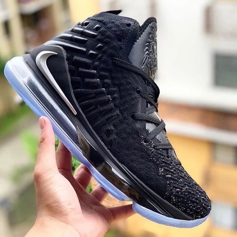 詹姆斯赛后晒出自己的战靴,詹姆斯辟谣视频