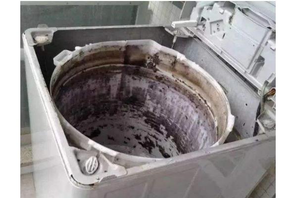 奶奶天天给宝宝穿脏衣服,宝宝一换洗衣服就起疹子