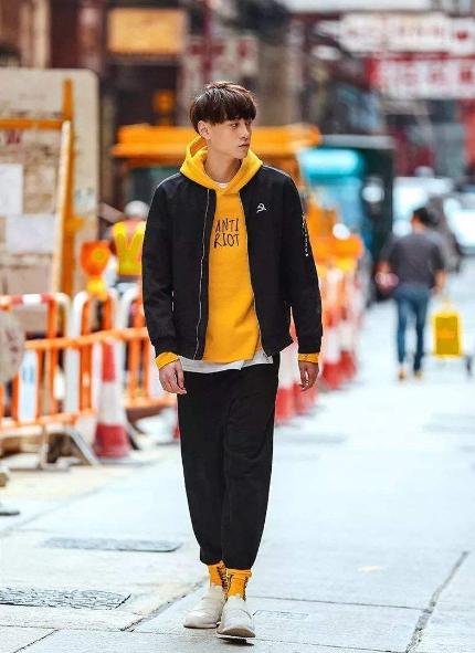 皮肤偏黑的男性适合穿什么颜色,皮肤黑的男子该怎么穿衣服