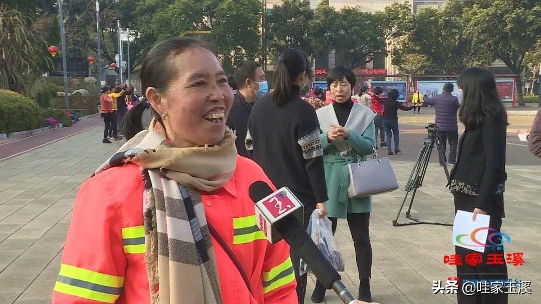 环卫工人送什么围巾,志愿者亲手织围巾送环卫工人