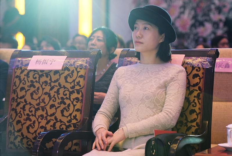 翁帆与杨振宁结婚原因,翁帆与杨振宁子女合照